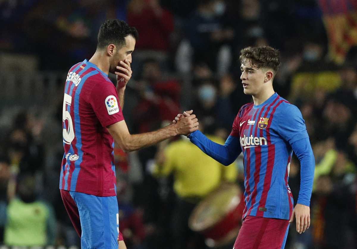 Soccer Football - LaLiga - FC Barcelona v Elche - Camp Nou, Barcelona, Spain - December 18, 2021 FC Barcelona's Gavi celebrates scoring their second goal with Sergio Busquets REUTERS