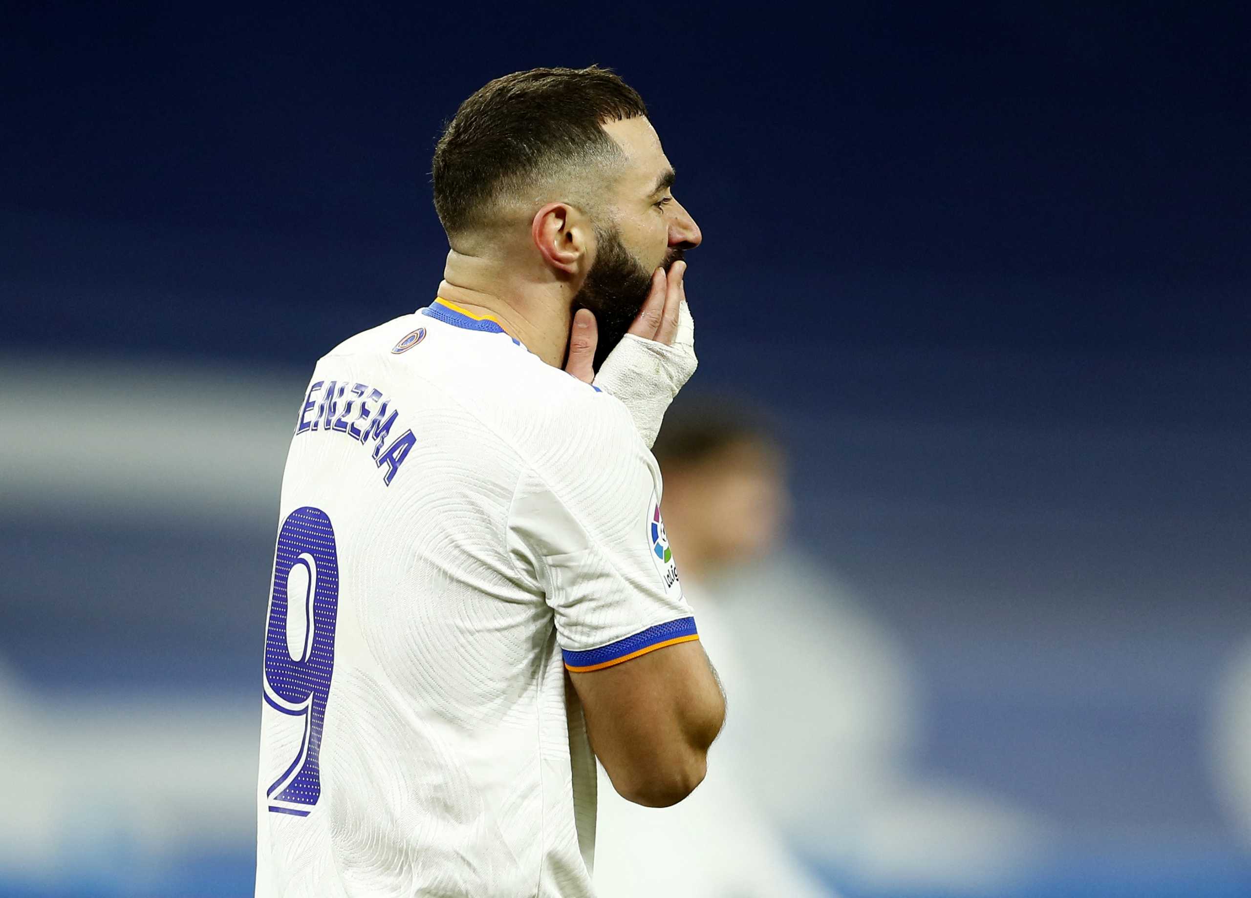 Soccer Football - LaLiga - Real Madrid v Cadiz - Santiago Bernabeu, Madrid, Spain - December 19, 2021 Real Madrid's Karim Benzema reacts after he misses a chance to score REUTERS
