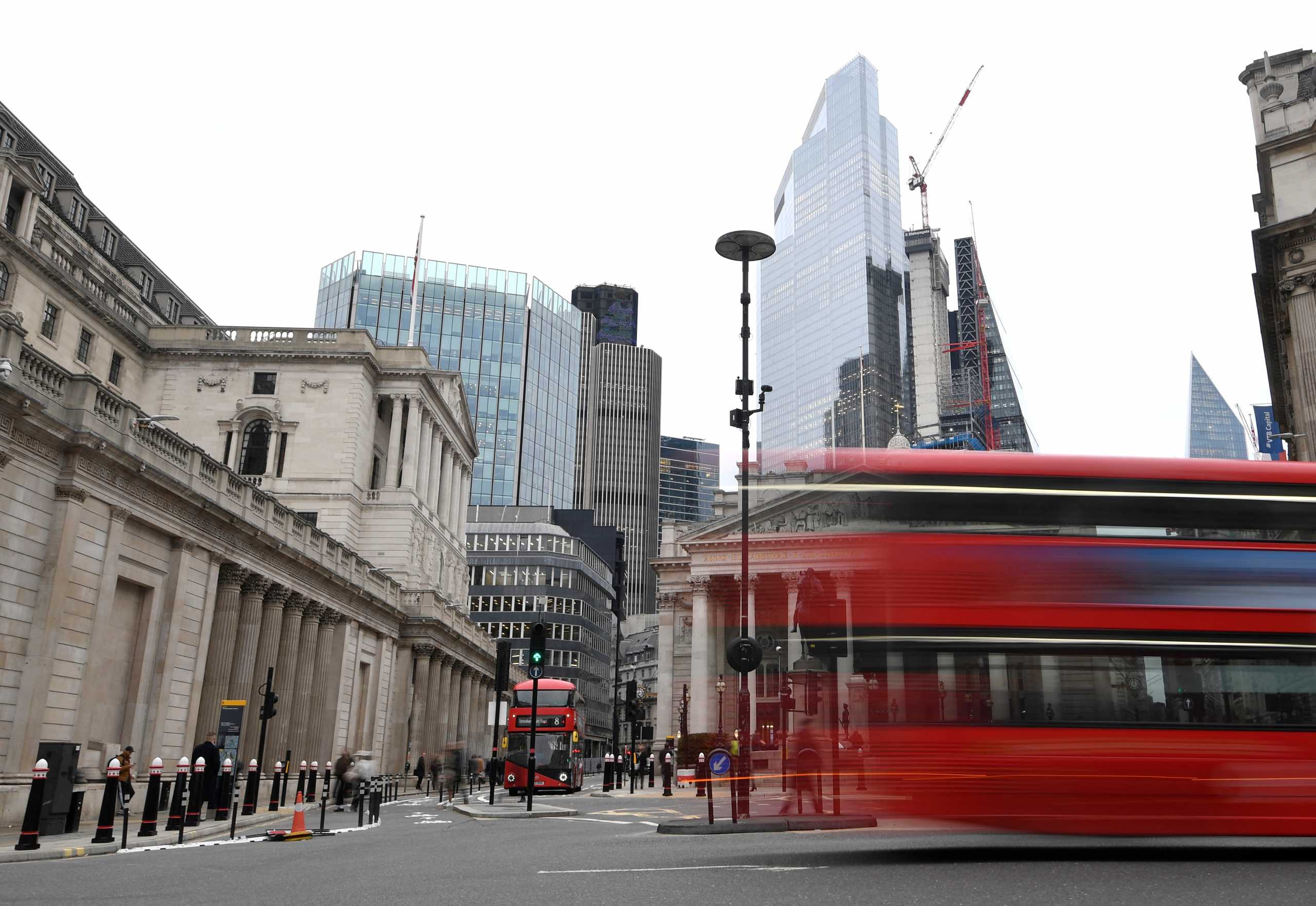 Buses travel past the Bank of England (BoE) building after the BoE became the first major world's central bank to raise rates since the coronavirus disease (COVID-19) pandemic, London, Britain, December 16, 2021. REUTERS