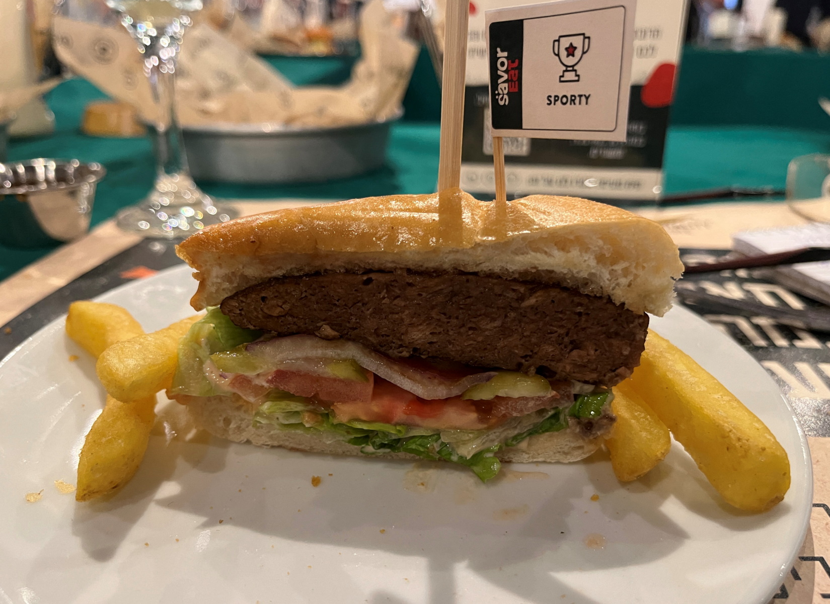 Μπέργκερ από τα «χέρια» ενός σεφ ρομπότ προσφέρει αλυσίδα φαστ φουντ στο Ισραήλ