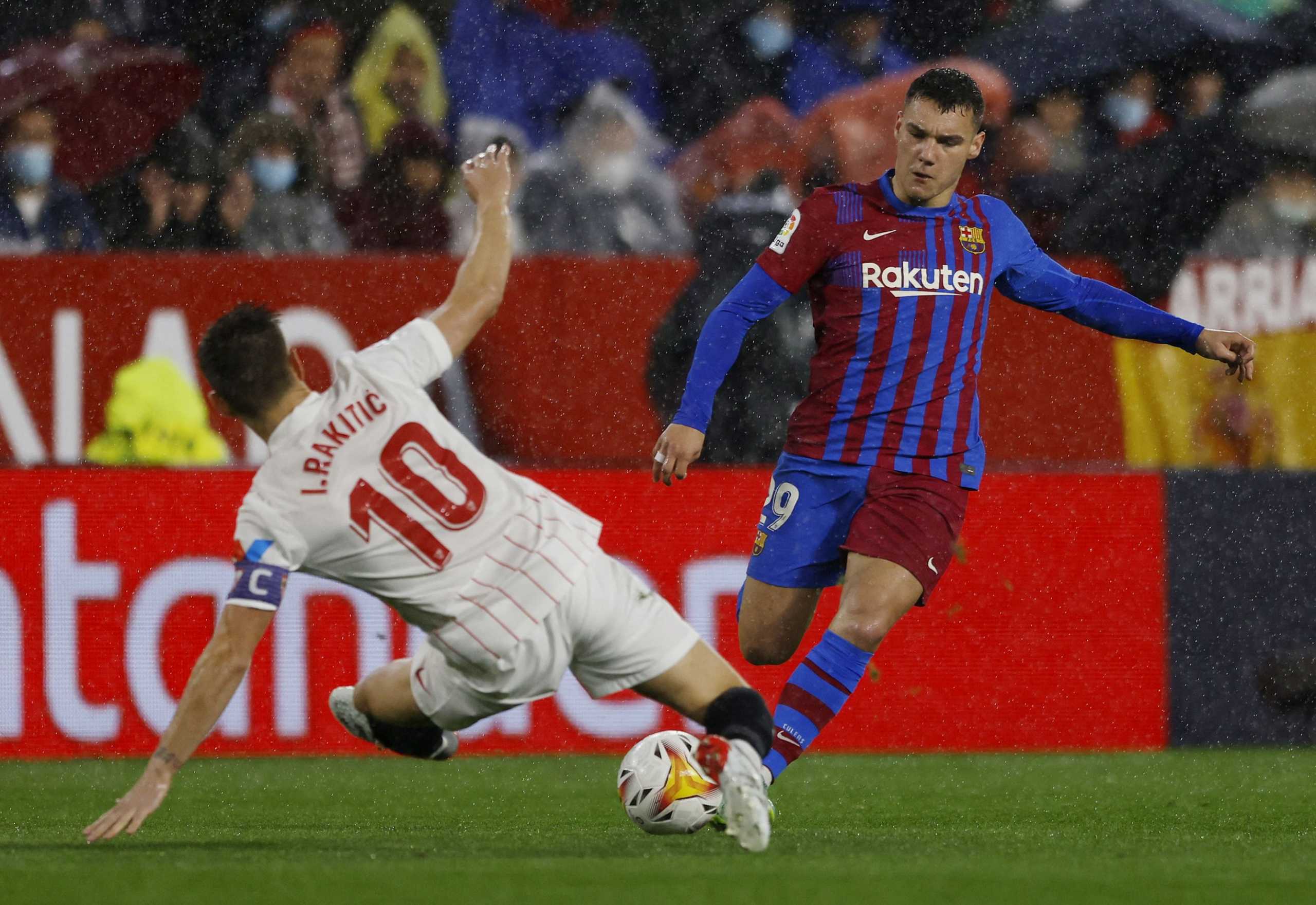 Soccer Football - LaLiga - Sevilla v FC Barcelona - Ramon Sanchez Pizjuan, Seville, Spain - December 21, 2021 FC Barcelona's Ferran Jutgla in action with Sevilla's Ivan Rakitic REUTERS