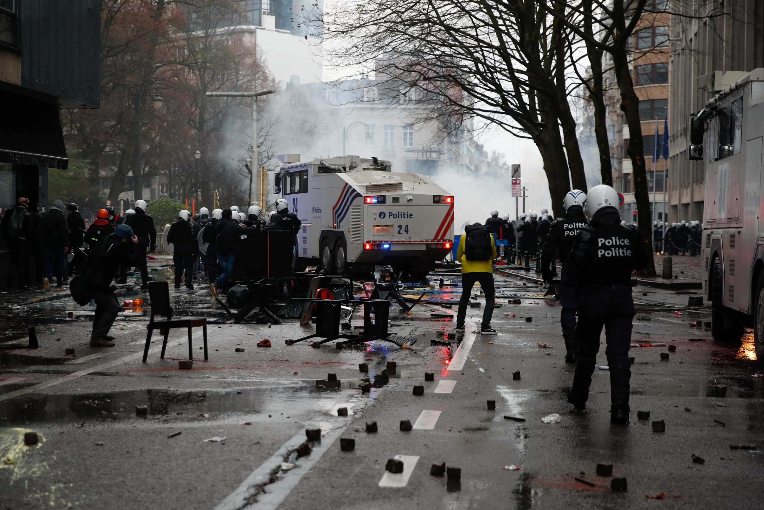 Κορονοϊός – Βρυξέλλες: Αντιεμβολιαστές άναψαν φωτιές και συγκρούστηκαν με αστυνομικούς – «Εμβόλια; Όχι ευχαριστώ»