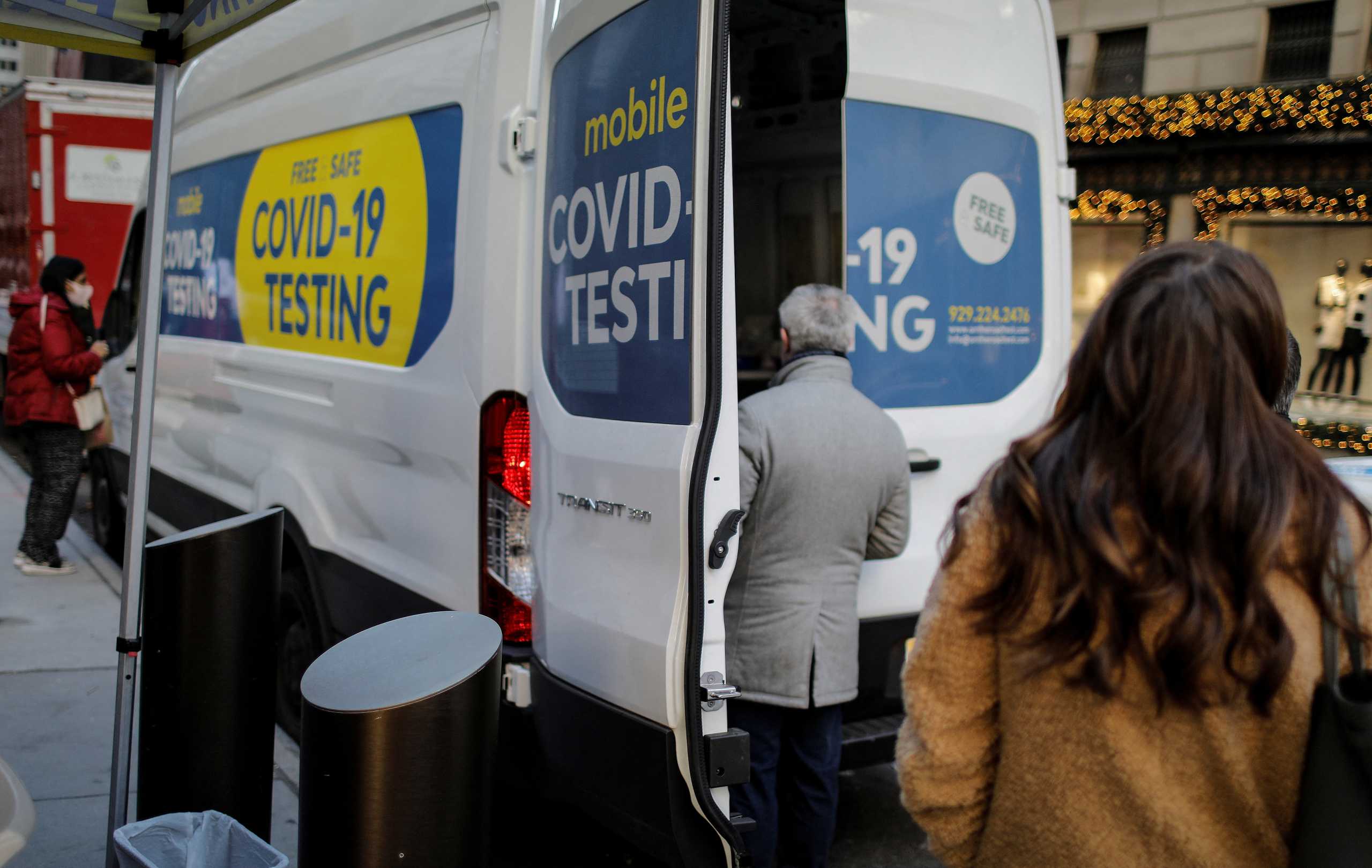 People wait for COVID-19 testing at a mobile testing location along 5th avenue amid the spread of the coronavirus disease (COVID-19) in New York City, New York, U.S., December 13, 2021. REUTERS