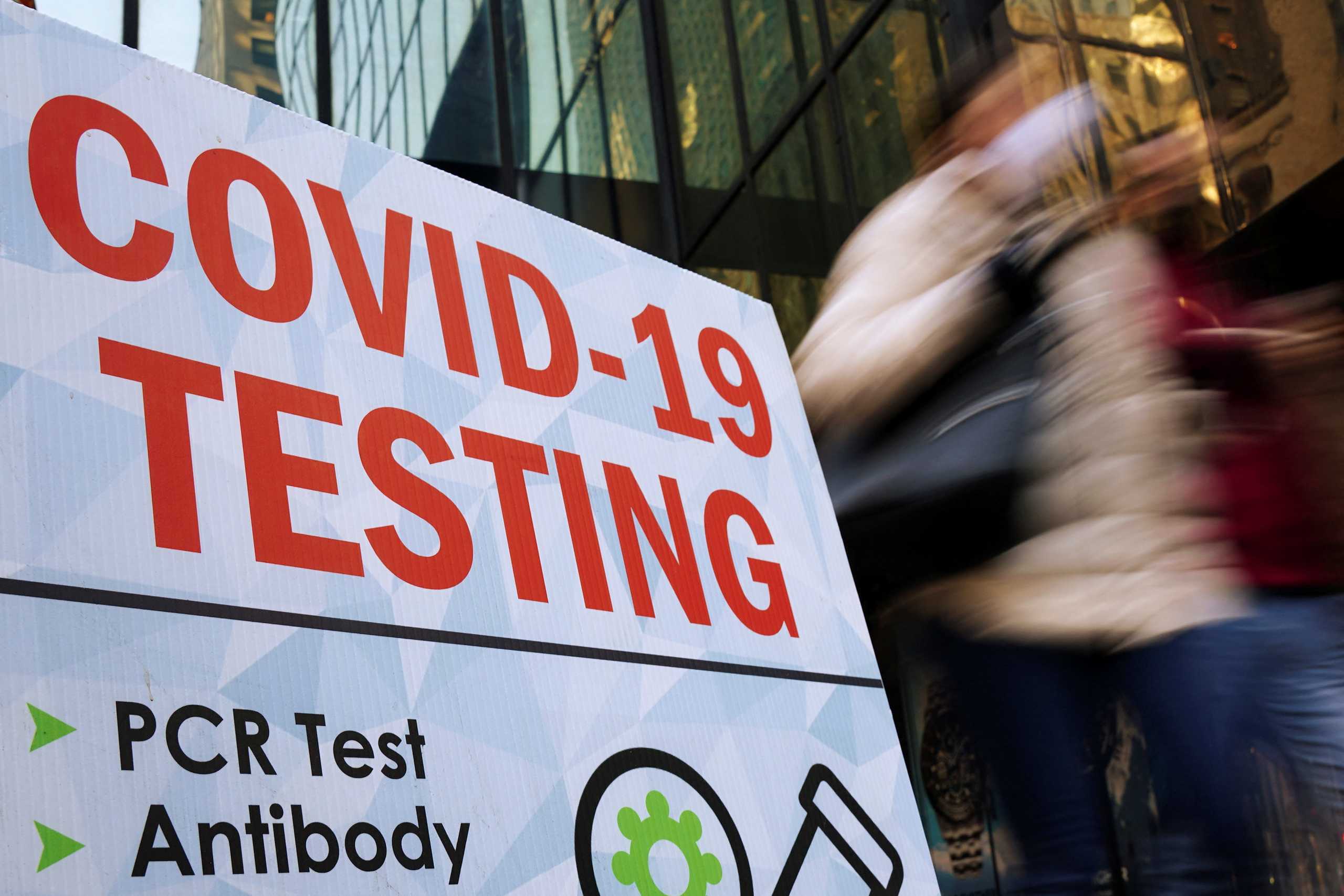 A person passes a COVID-19 testing tent during the coronavirus disease (COVID-19) pandemic in the Manhattan borough of New York City, New York, U.S., December 14, 2021.  REUTERS