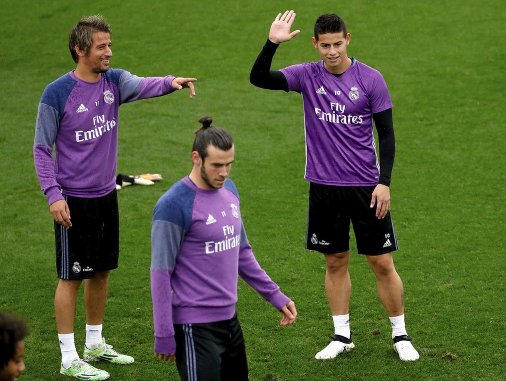 epa05597501 Real Madrid's Welsh forward Gareth Bale (C), Colombian midfielder James Rodriguez (R) and Portuguese Fabio Coentrao (L) attend the team's training session held at Valdebebas sport city in Madrid, Spain, on 22 October 2016. Real Madrid faces Athletic de Bilbao on 23 October in a Primera Division Liga match.  EPA