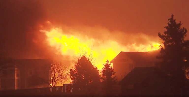 Κόλαση φωτιάς στο Κολοράντο: Καταστροφές και εκκενώσεις – «Δεν απέμειναν παρά μόνο στάχτες»