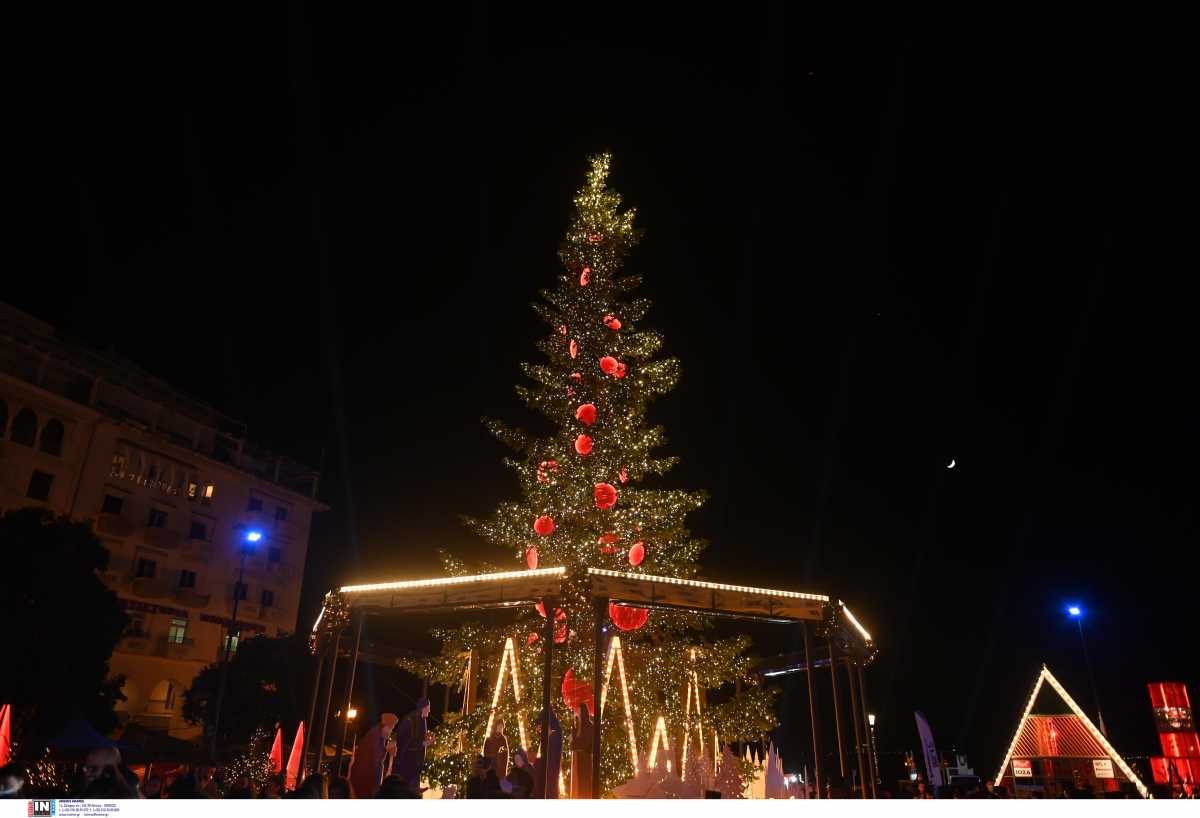 Θεσσαλονίκη: Άναψε το δέντρο στην πλατεία Αριστοτέλους