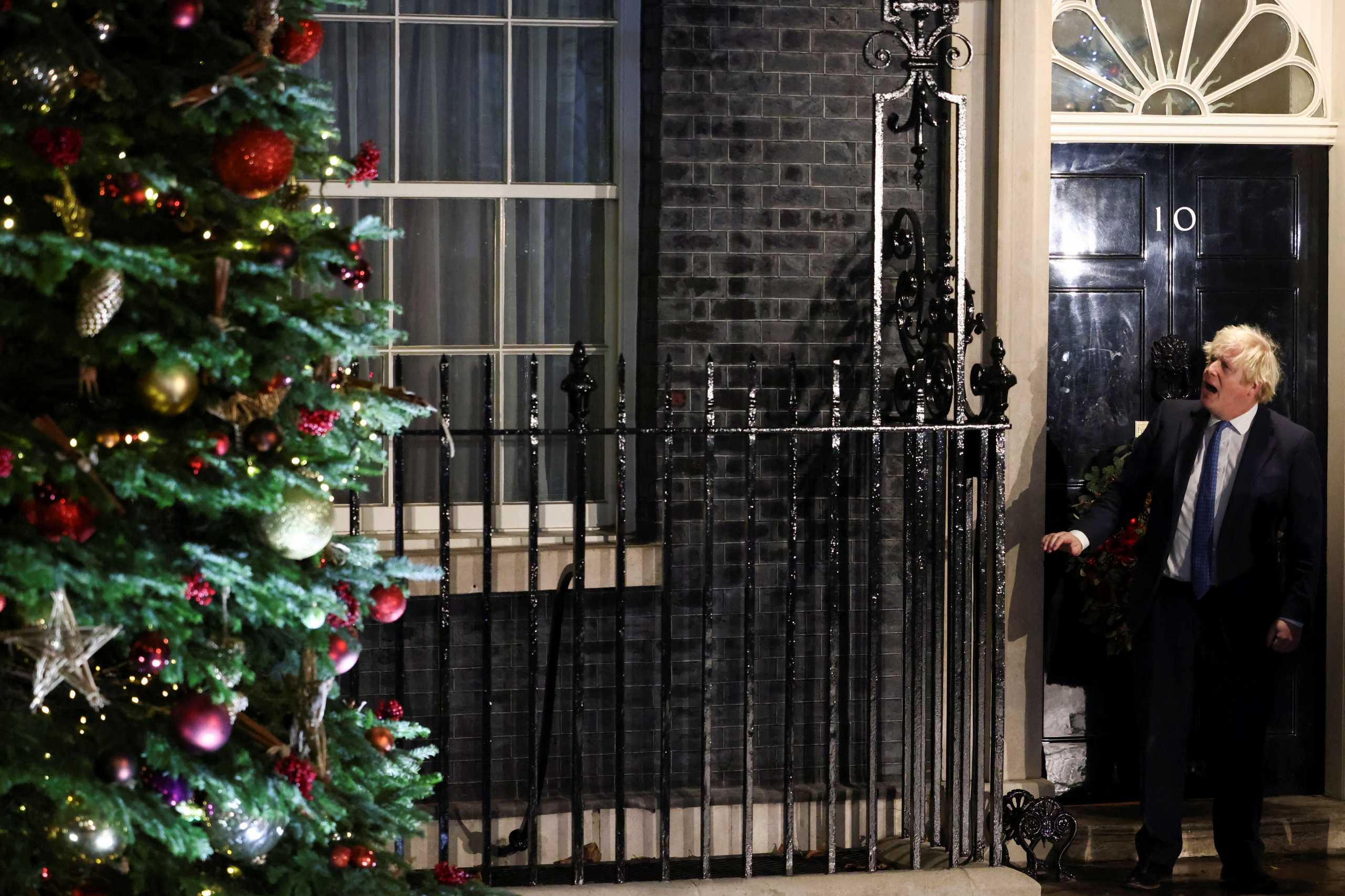 Βρετανία: Σάλος με «χριστουγεννιάτικο πάρτι» στην Ντάουνινγκ Στριτ εν μέσω lockdown