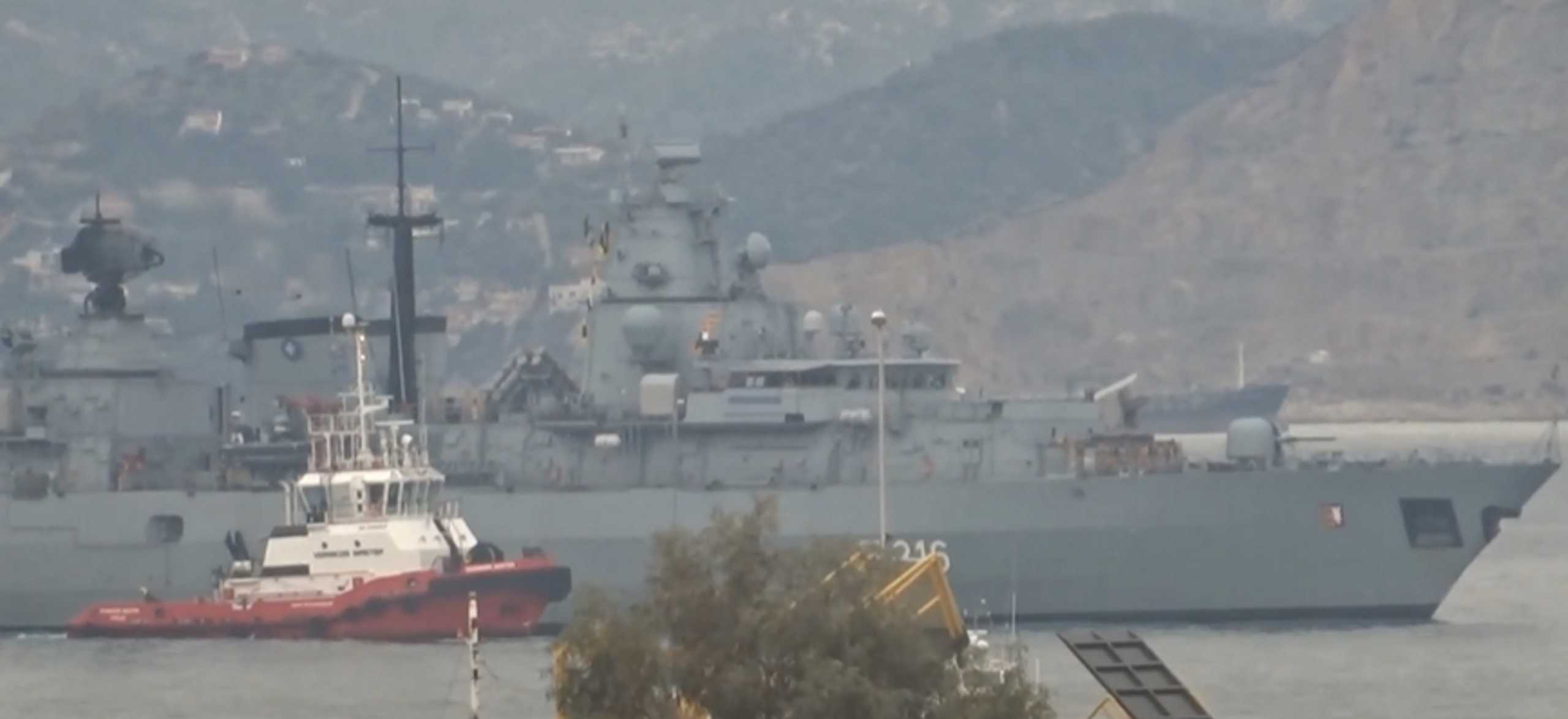 Γερμανική φρεγάτα του ΝΑΤΟ στο λιμάνι του Πειραιά – Βίντεο από την άφιξη του θαλάσσιου θηρίου