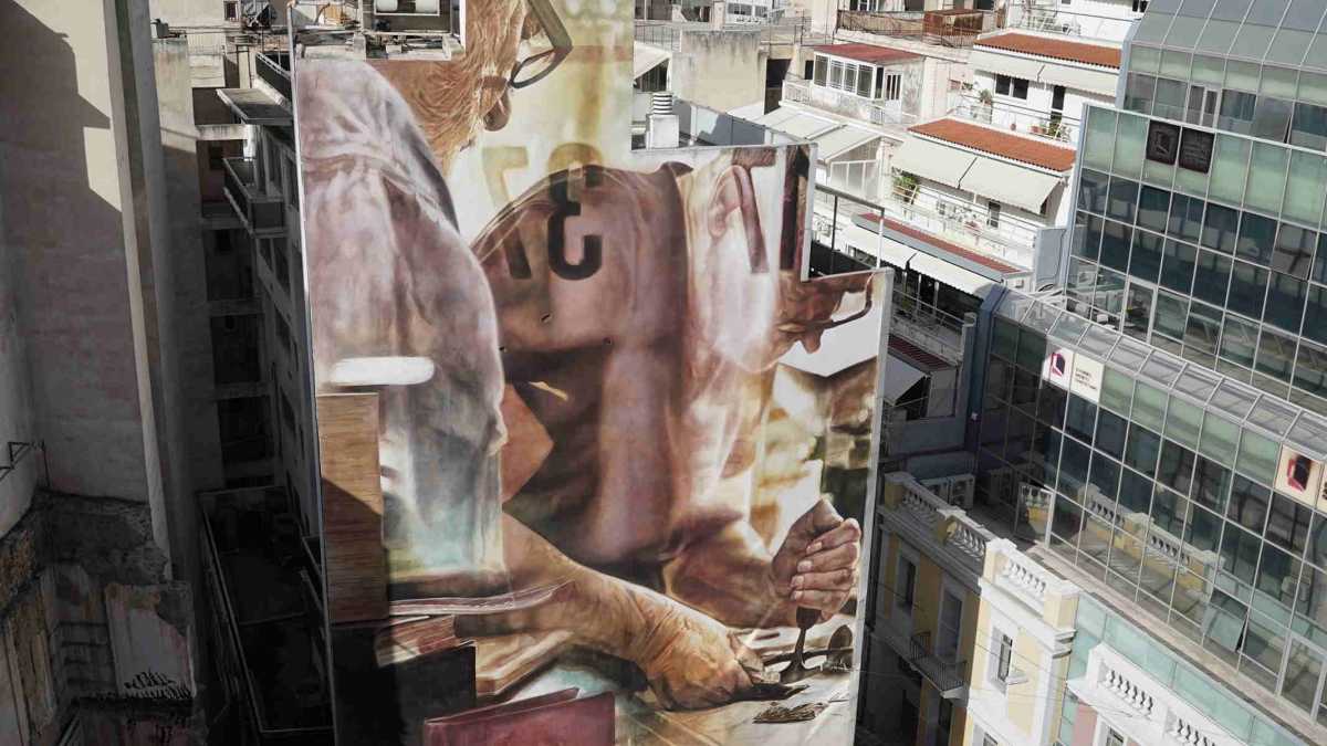 Ο Guido van Helten στα Εξάρχεια: Το εντυπωσιακό γκράφιτι του διάσημου Αυστραλού street artist