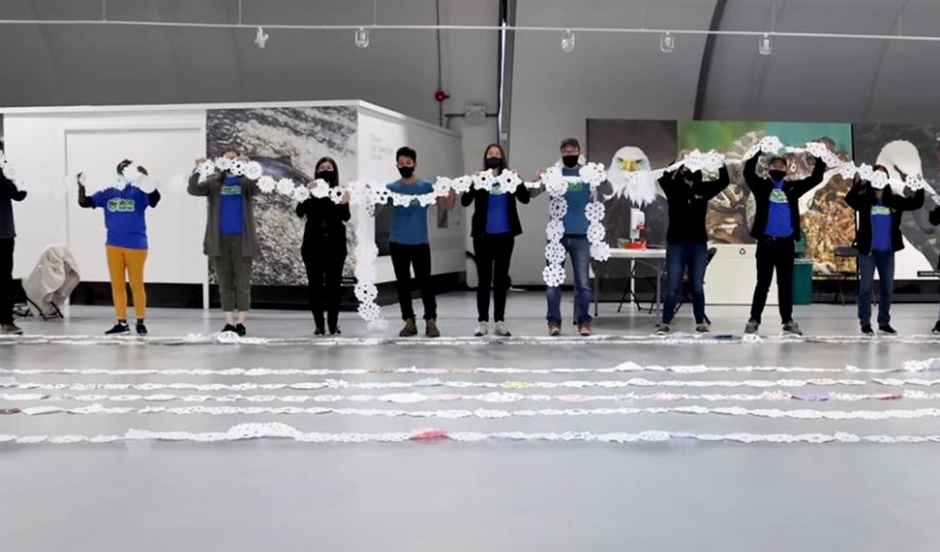 Καναδάς: Έφτιαξαν αλυσίδα με 2.190 χάρτινες χιονονιφάδες, ύψους 404 μέτρων, και μπήκαν στο βιβλίο Γκίνες