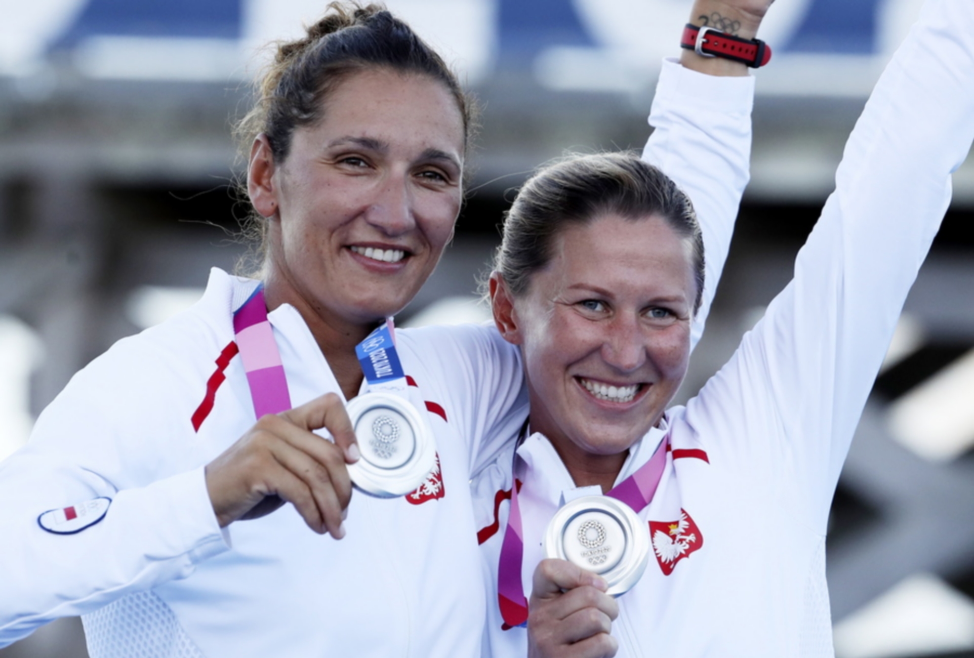 epa09393832 Silver medalists Jolanta Ogar (L) and Agnieszka Skrzypulec (R) of Poland pose with the medals after the Women's Two Person Dinghy - 470 medal race during the Sailing events of the Tokyo 2020 Olympic Games in Enoshima, Japan, 04 August 2021.  EPA