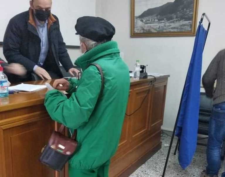 Τρίκαλα: Ο 82χρονος ΠΑΣΟΚτζής που ψήφισε ντυμένος στα πράσινα από την κορυφή ως τα νύχια - Πράσινη και η γκλίτσα