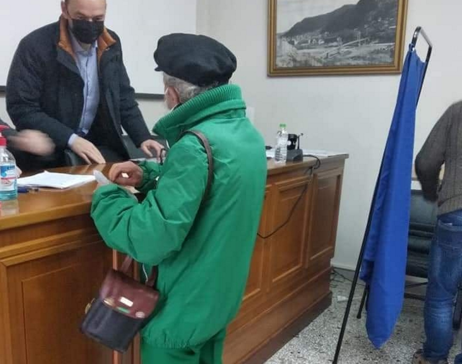 Εκλογές ΚΙΝΑΛ – Τρίκαλα: Ο 82χρονος που ψήφισε ντυμένος στα πράσινα από την κορυφή ως τα νύχια