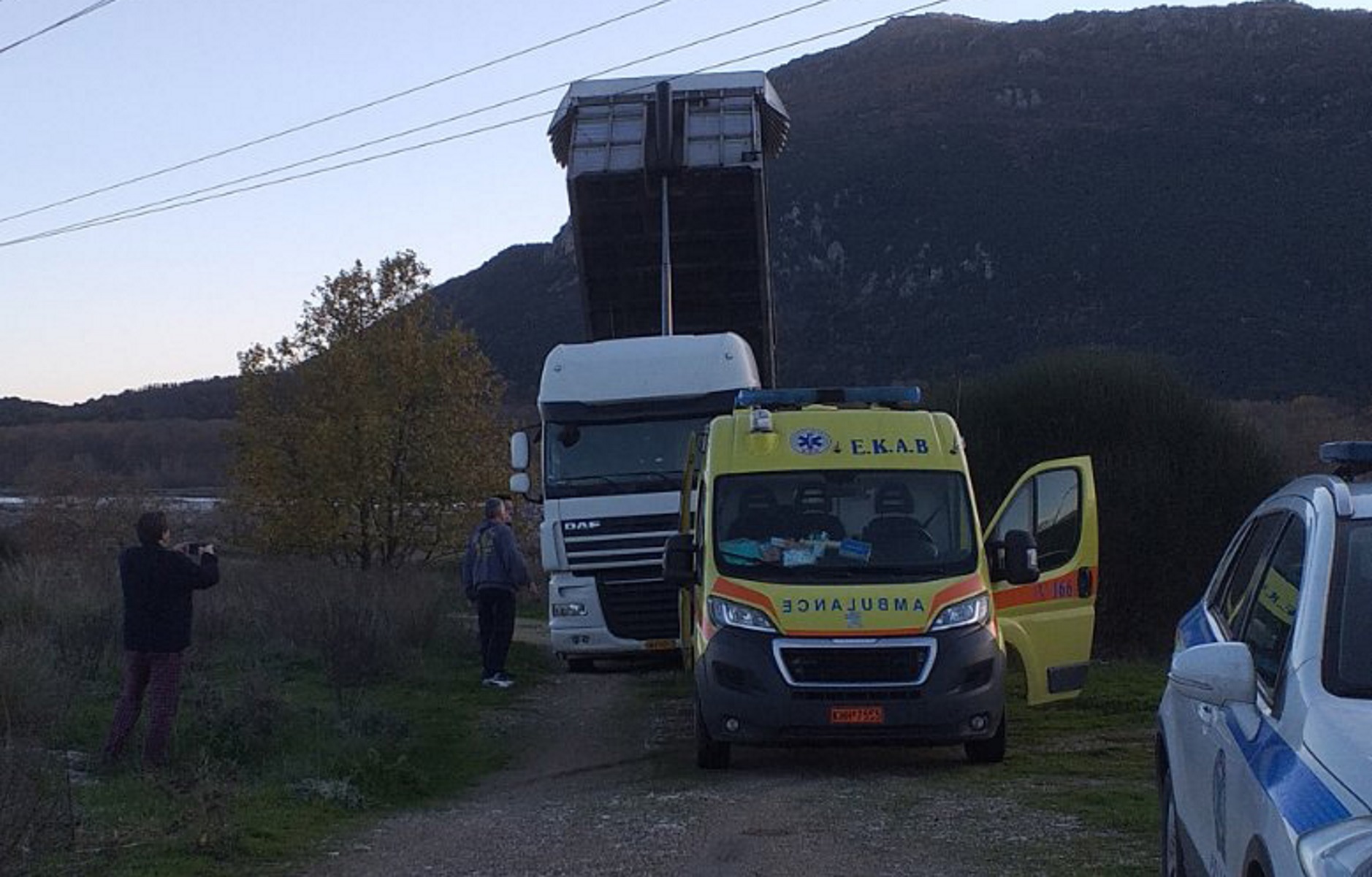 Ρεύμα κεραυνοβόλησε οδηγό φορτηγού στην Καλαμπάκα – Σήκωσε την καρότσα χωρίς να δει τα καλώδια