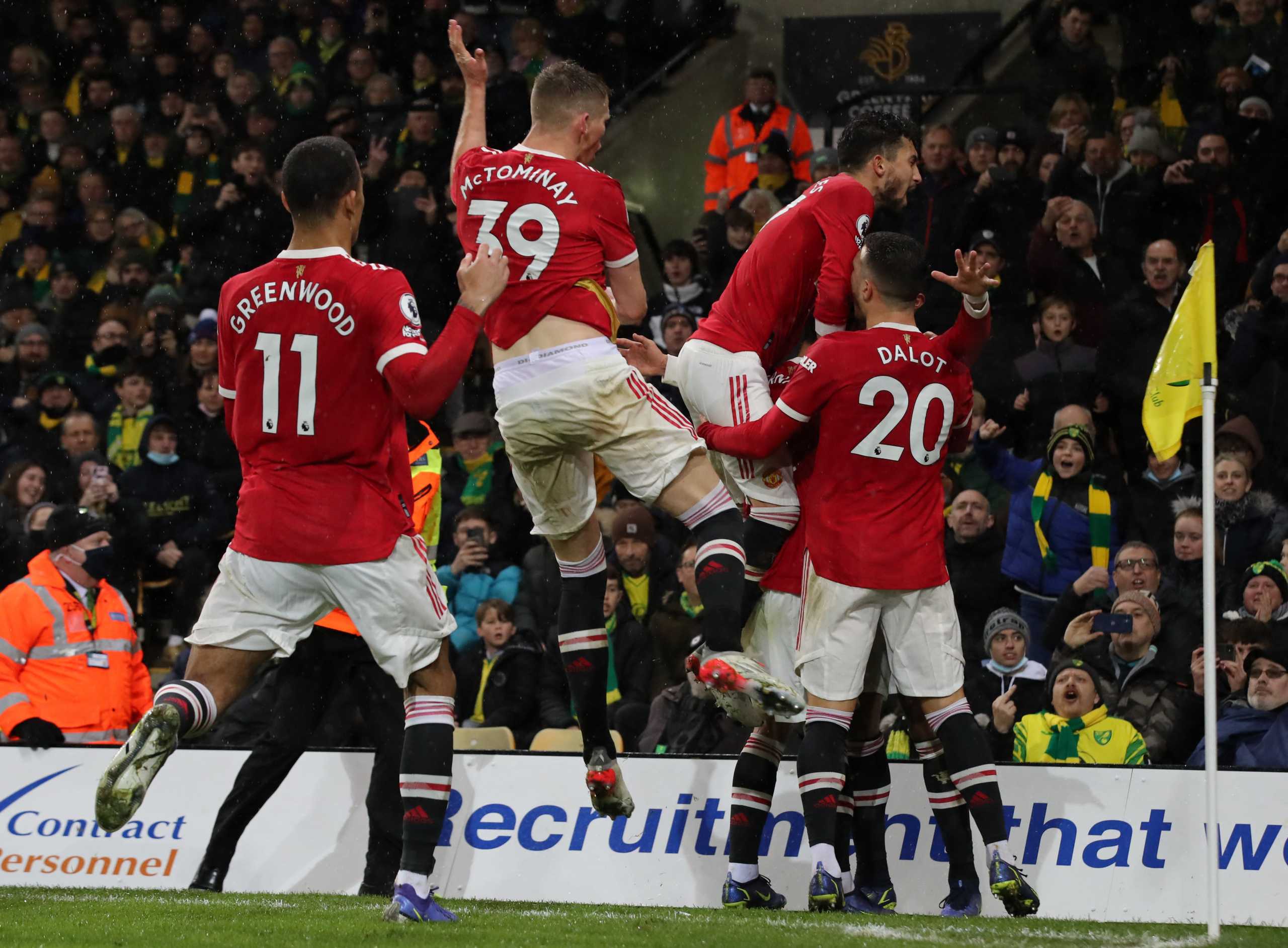 Soccer Football - Premier League - Norwich City v Manchester United - Carrow Road, Norwich, Britain - December 11, 2021 Manchester United players celebrate their first goal scored by Cristiano Ronaldo REUTERS