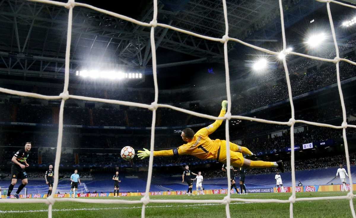 Soccer Football - Champions League - Group D - Real Madrid v Inter Milan - Santiago Bernabeu, Madrid, Spain - December 7, 2021 Real Madrid's Toni Kroos scores their first goal REUTERS