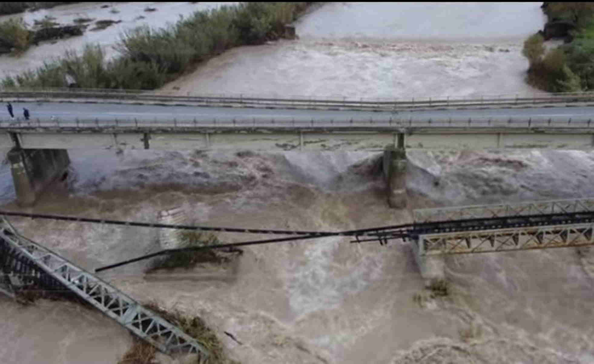 Καιρός – Μεσολόγγι: Φόβοι ολικής κατάρρευσης της γέφυρας στο Ευηνοχώρι