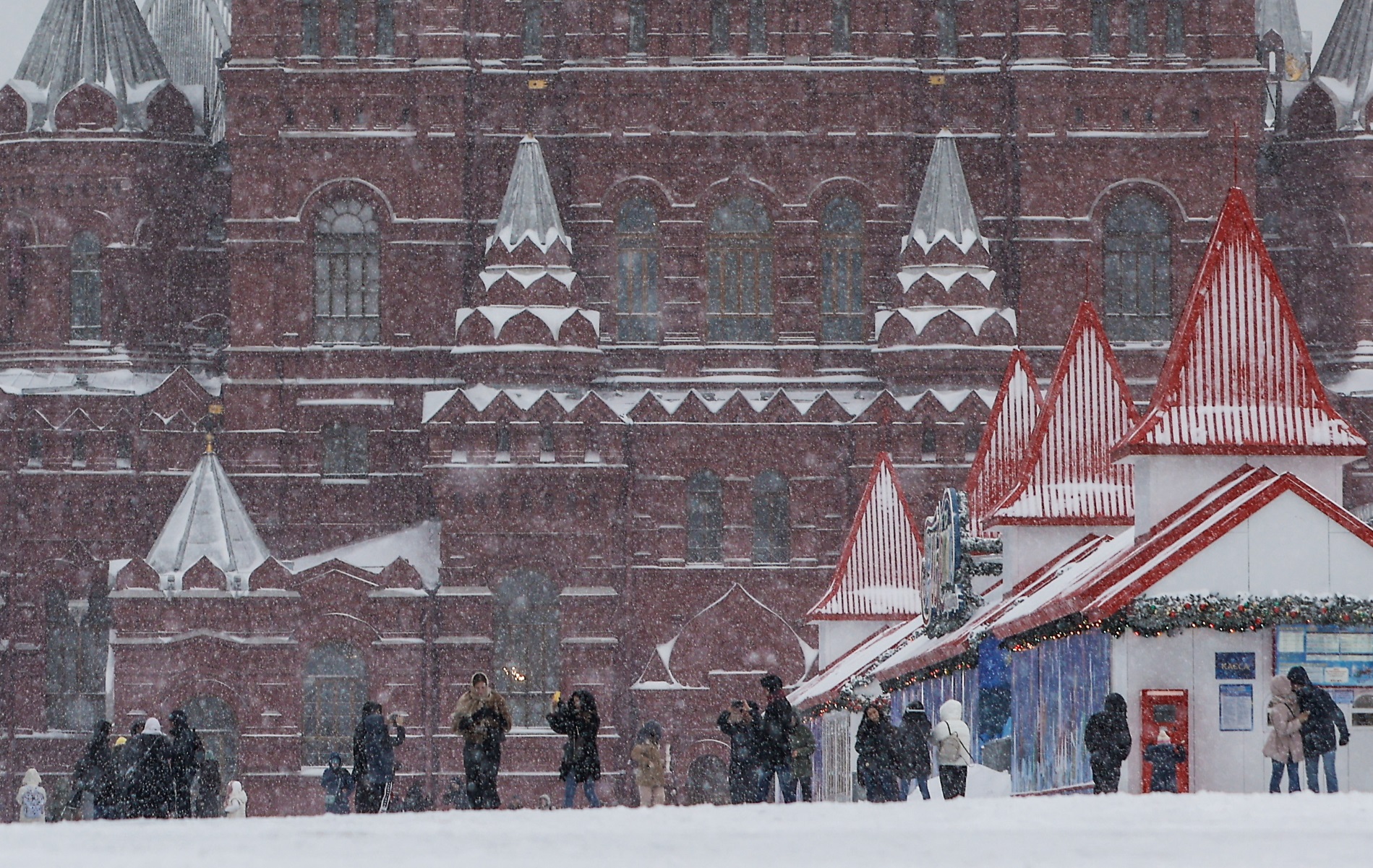 Η Μόσχα «θάφτηκε» στα χιόνια για πρώτη φορά από την εποχή του Στάλιν – Μαγικές εικόνες