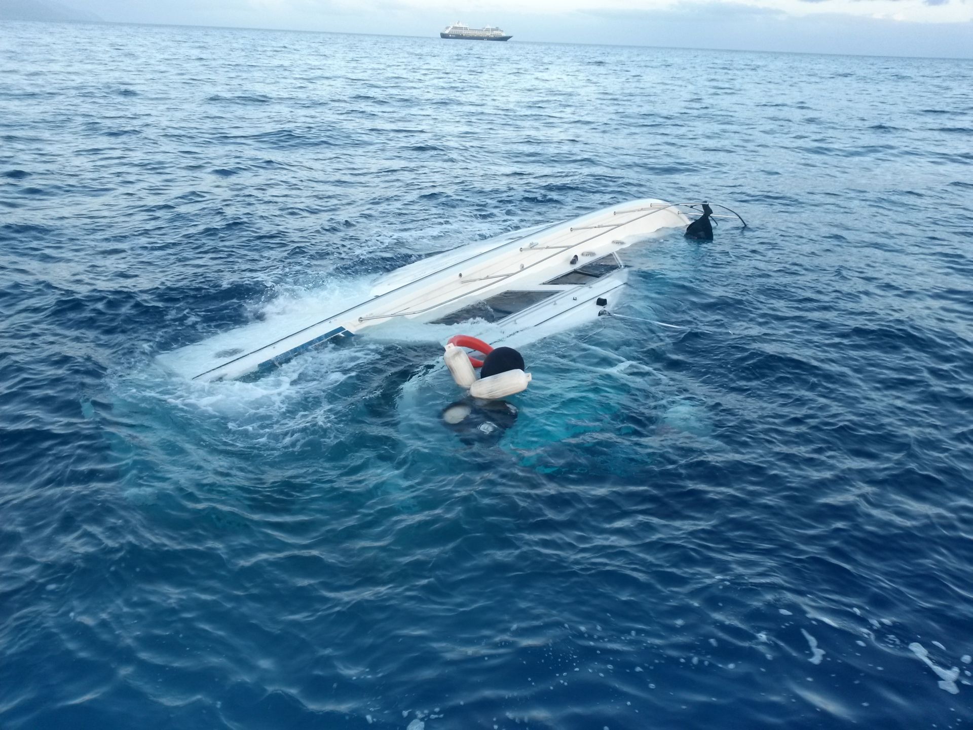 Αντικύθηρα: Τουλάχιστον 7 οι νεκροί του ναυαγίου – Δραματική διάσωση 90 ανθρώπων από βραχονησίδα