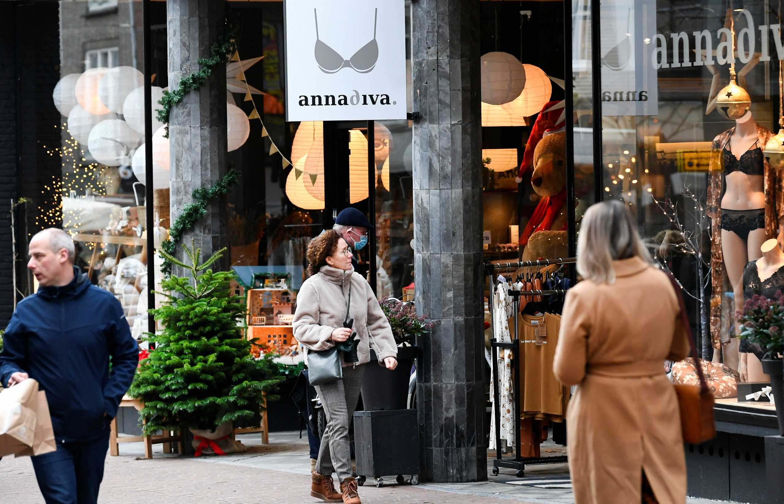 People do their Christmas shopping before the Dutch government's expected announcement of a "strict" Christmas lockdown to curb the spread of the Omicron coronavirus variant, in the city centre of Nijmegen, Netherlands December 18, 2021. REUTERS