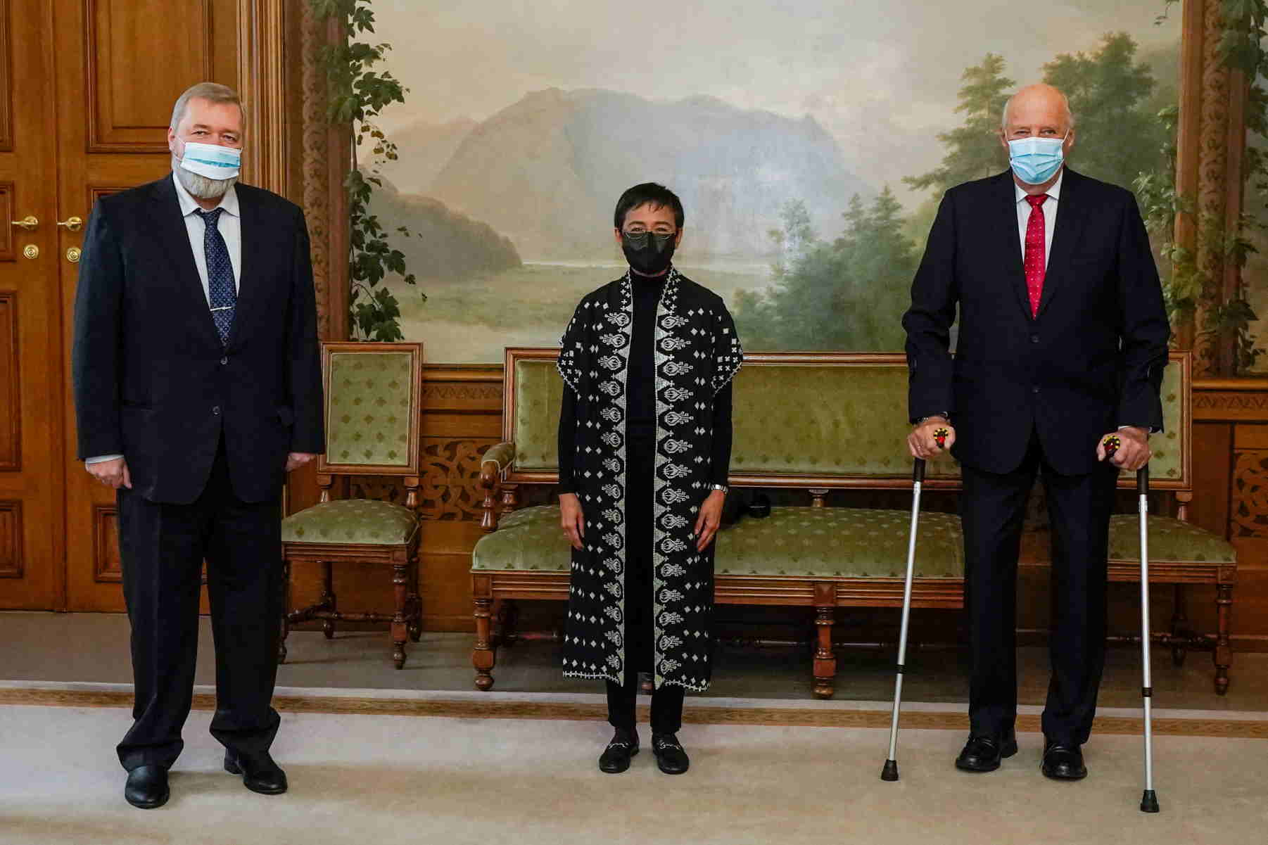 Νόμπελ Ειρήνης 2021: Μαρία Ρέσα και Ντμίτρι Μουράτοφ παρέλαβαν με μάσκες τα βραβεία στο Όσλο