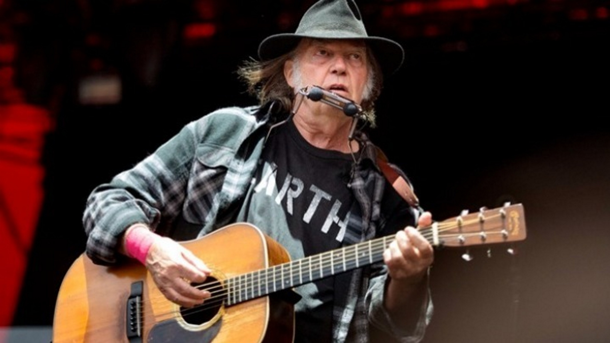 Neil Young: Στη δημοσιότητα ακυκλοφόρητο άλμπουμ του θρυλικού ρόκερ