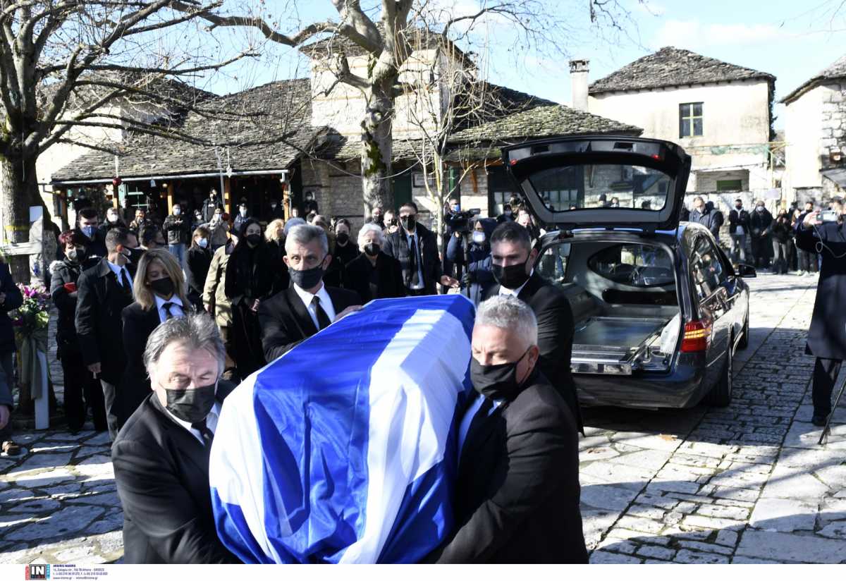 Κάρολος Παπούλιας: Το τελευταίο ταξίδι στο Νησί της Λίμνης των Ιωαννίνων