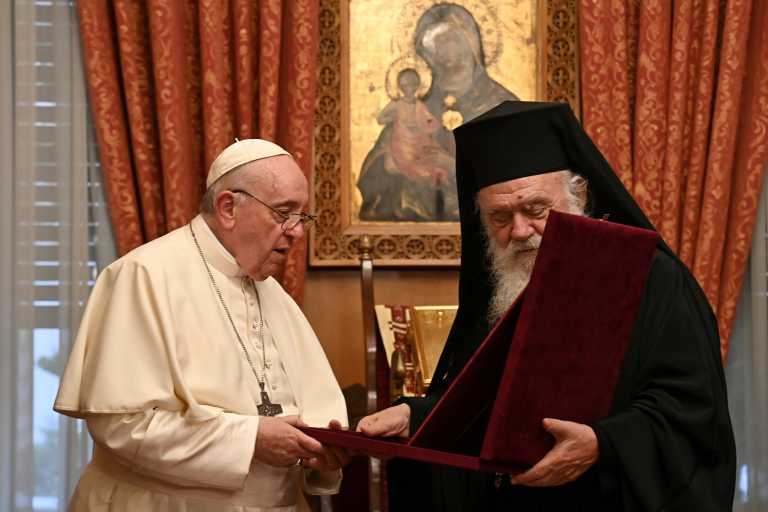 Πάπας Φραγκίσκος και Αρχιεπίσκοπος Ιερώνυμος: «Δεν μας επιτρέπεται να αφήνουμε διαιρεμένο τον άρραφο χιτώνα του Κυρίου»