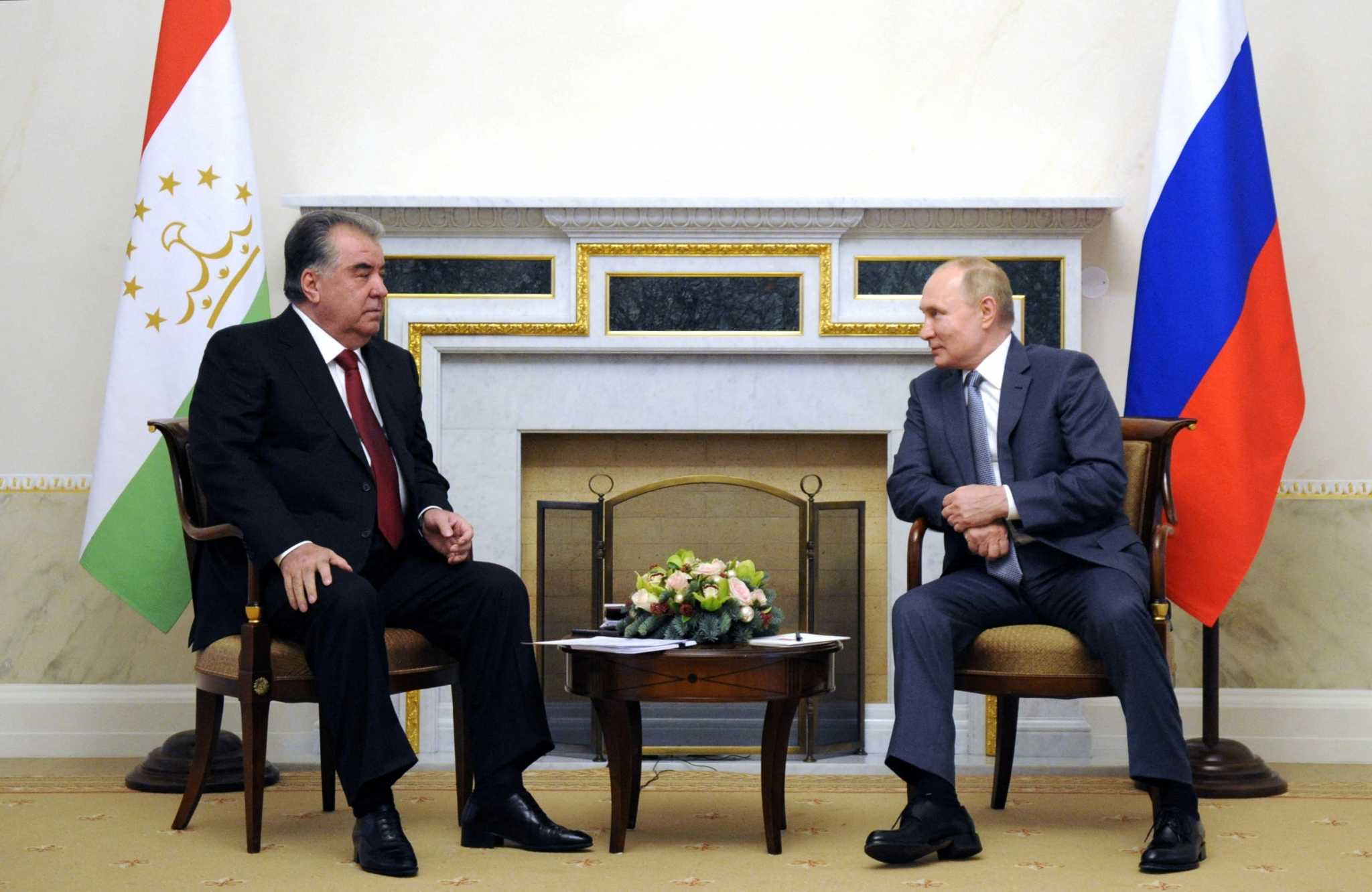 После россия в таджикистан. Эмомали Рахмон с Путиным 2022.