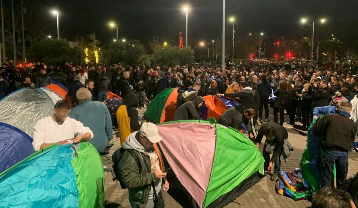 Κορονοϊός – Θεσσαλονίκη: Αρνητές έστησαν σκηνές έξω από το δημαρχείο