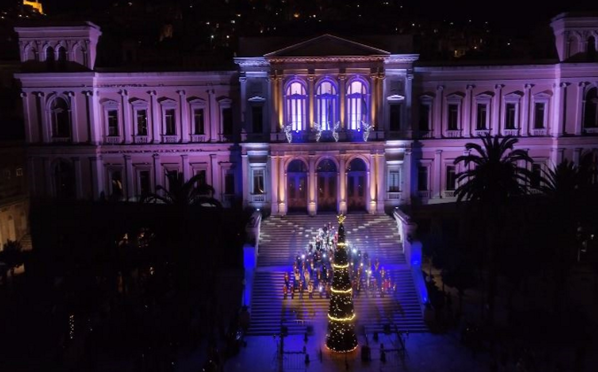 Χριστούγεννα στη Σύρο: Οι δύο όψεις του στολισμού σε Ερμούπολη και Άνω Σύρο