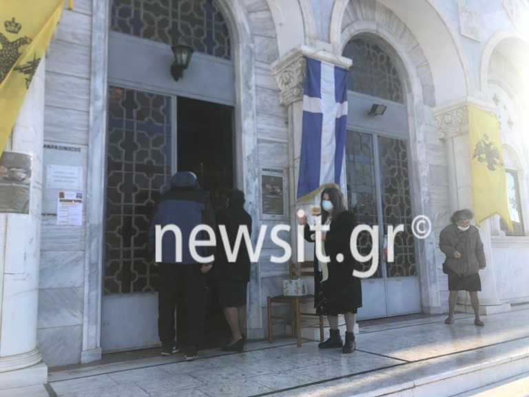 Θεσσαλονίκη – Άγιος Νικόλαος: Ουρές πιστών στην εκκλησία χωρίς ελέγχους – Αντιδράσεις για τα μέτρα