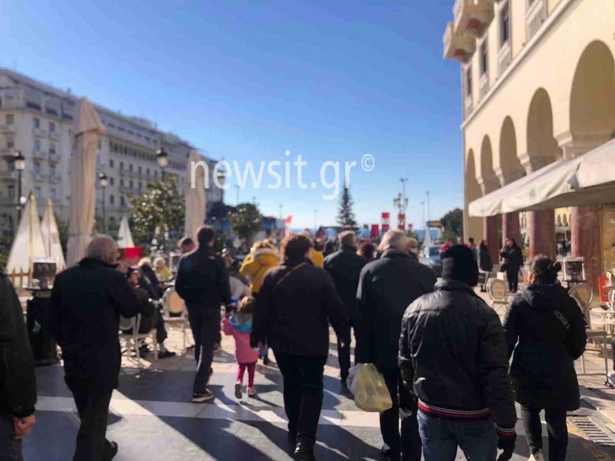 Θεσσαλονίκη: Ξεχύθηκαν στο κέντρο οι Θεσσαλονικείς – Χαλαρές βόλτες στον ήλιο και ψώνια στα μαγαζιά