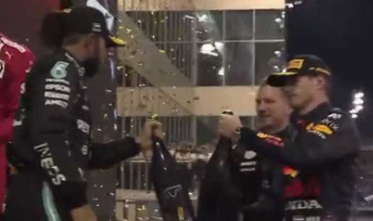 Υπέροχη στιγμή με τον Χάμιλτον και τον πατέρα του να συγχαίρουν πατέρα και υιό Φερστάπεν για το πρωτάθλημα της Formula 1