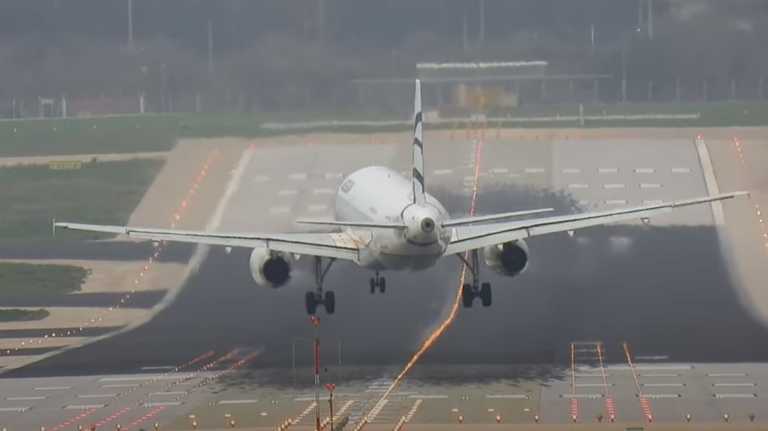 Ελ. Βενιζέλος: Προσγειώσεις αεροπλάνων μέσα σε πανίσχυρους ανέμους – Εικόνες που κόβουν την ανάσα