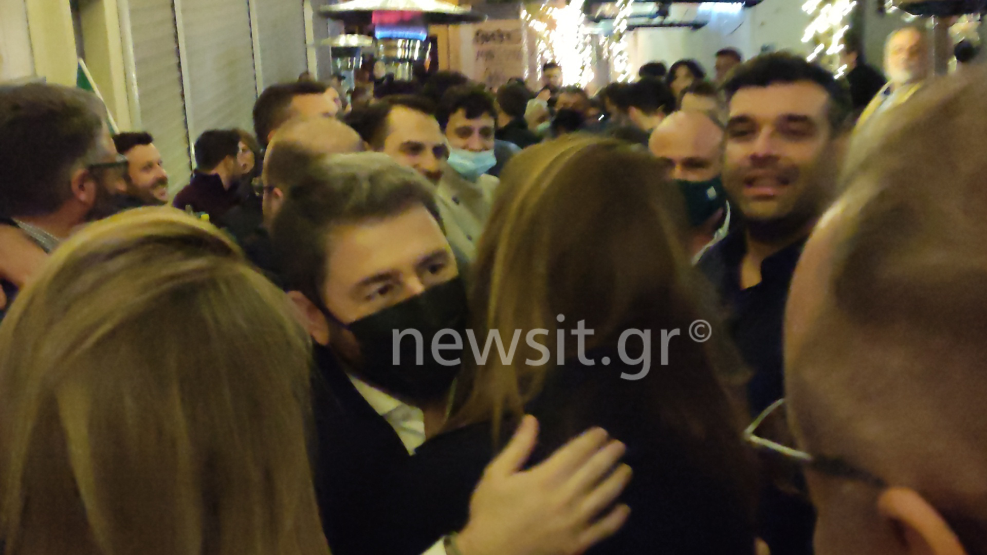 Εκλογές ΚΙΝΑΛ – Νίκος Ανδρουλάκης: Στιγμές χαράς, χαλάρωση και.. χορός σε μπαράκι μετά τη μεγάλη νίκη