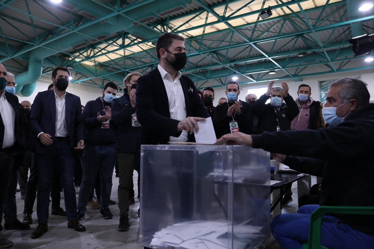 Εκλογές ΚΙΝΑΛ: Ψήφισε ο Νίκος Ανδρουλάκης – «Ζητώ καθαρή εντολή για μια ζωντανή παράταξη»