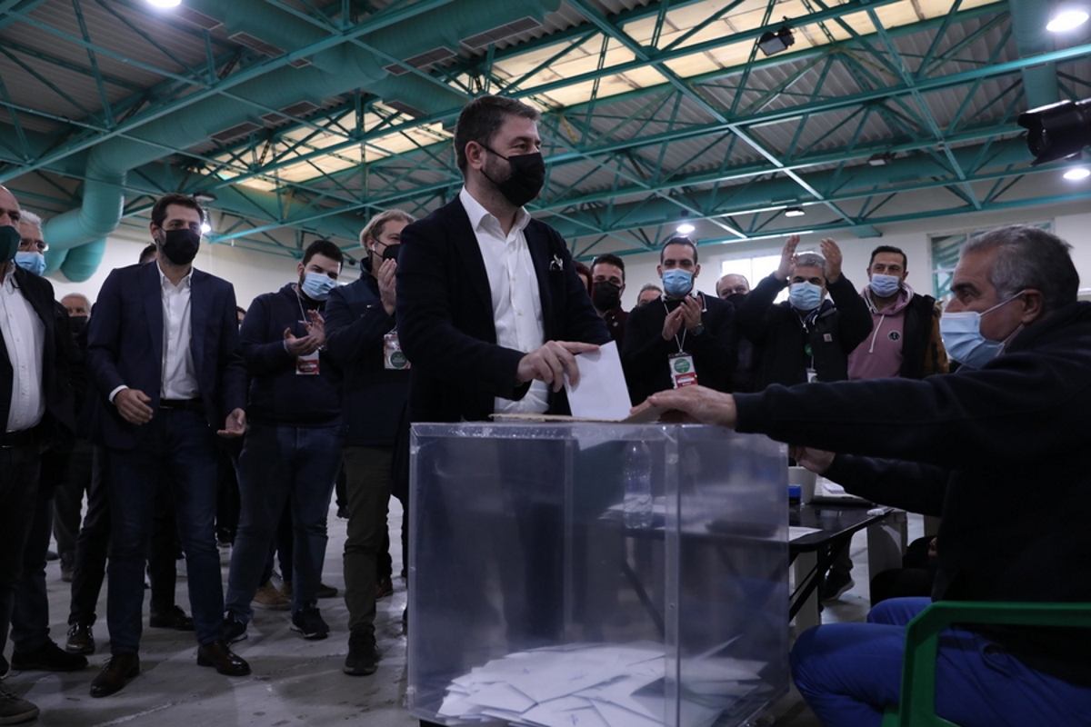 Ο υποψήφιος για την προεδρία του ΚΙΝΑΛ Νίκος Ανδρουλάκης (Κ) ψηφίζει, κατά τον Β' γύρο των εσωκομματικών εκλογών του ΚΙΝΑΛ, στο εκθεσιακό κέντρο Περιστερίου, Κυριακή 12 Δεκεμβρίου 2021. Από τις 7 το πρωί ξεκίνησε ο δεύτερος γύρος για την εκλογή νέου αρχηγού στο ΚΙΝΑΛ, με τους Νίκο Ανδρουλάκη και Γιώργο Παπανδρέου να διεκδικούν την ψήφο των πολιτών και την προεδρία. Οι κάλπες θα κλείσουν στις 7 το απόγευμα.  ΑΠΕ-ΜΠΕ