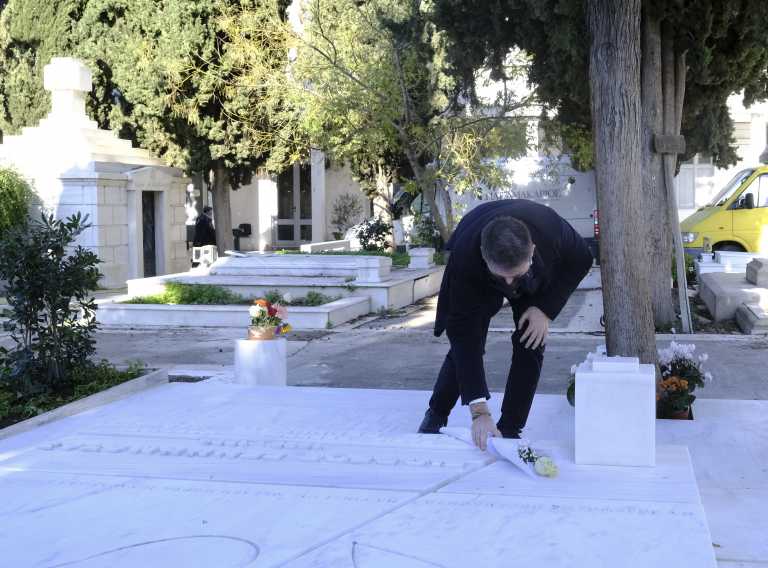 Νίκος Ανδρουλάκης: Ένα λευκό τριαντάφυλλο στο μνήμα της Φώφης Γεννηματά
