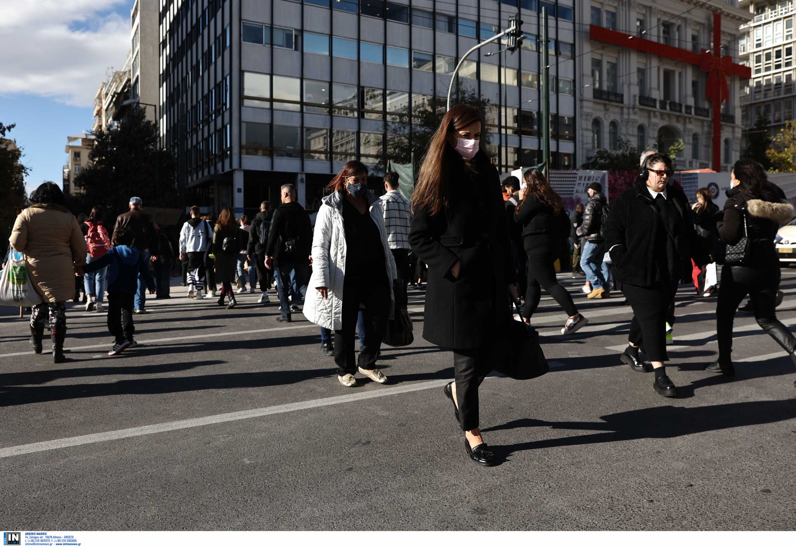 Μετάλλαξη Όμικρον και ακρίβεια απειλούν την οικονομία από τις αρχές του 2022 – Το οπλοστάσιο της κυβέρνησης 