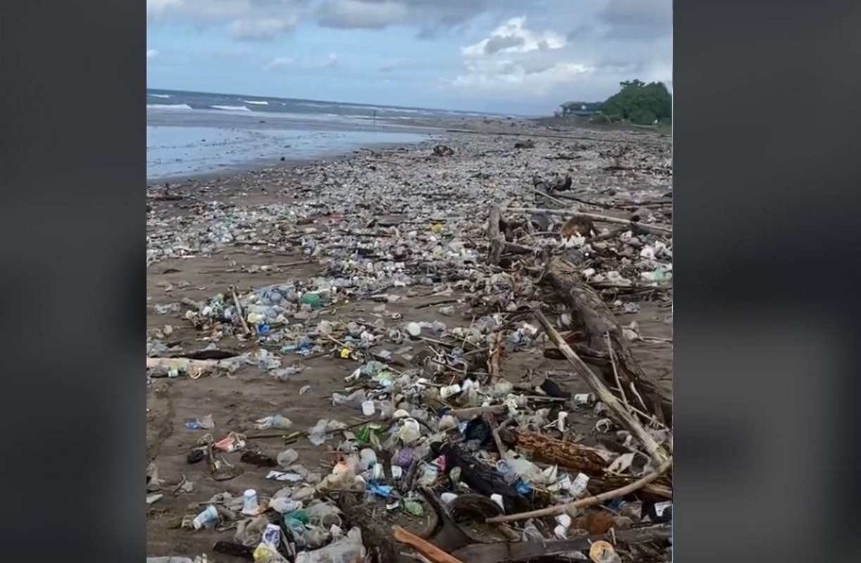 Εικόνες σοκ στο Μπαλί: Παραλία «θάφτηκε» από πλαστικά σκουπίδια