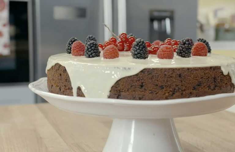 Βασιλόπιτα κέικ με γλάσο: Συνταγή από την Αργυρώ Μπαρμπαρίγου