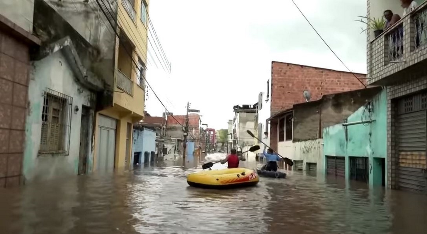 Φονικές πλημμύρες στην Βραζιλία: Τουλάχιστον 18 νεκροί και 35.000 εκτοπισμένοι