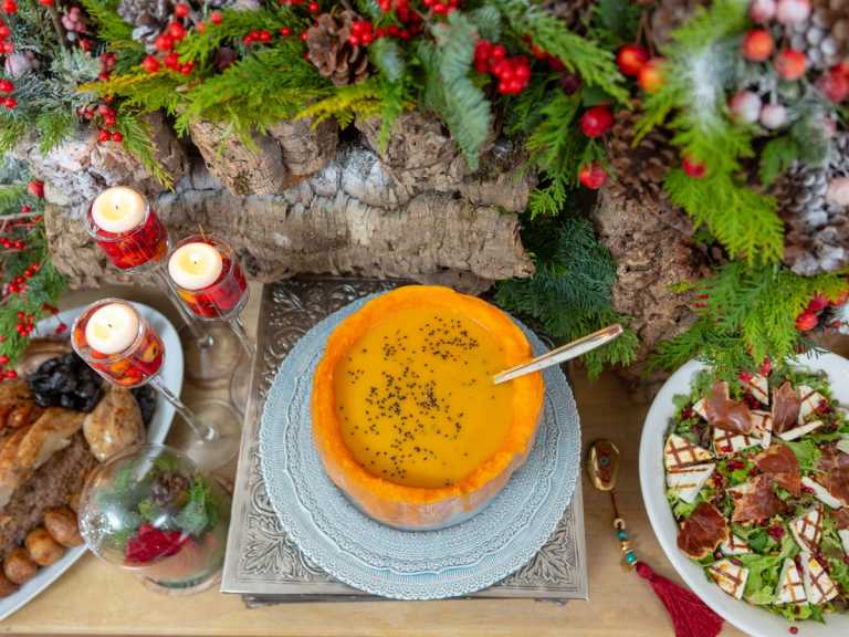 Στρώστε το Χριστουγεννιάτικο τραπέζι με τον πιο ξεκούραστο τρόπο