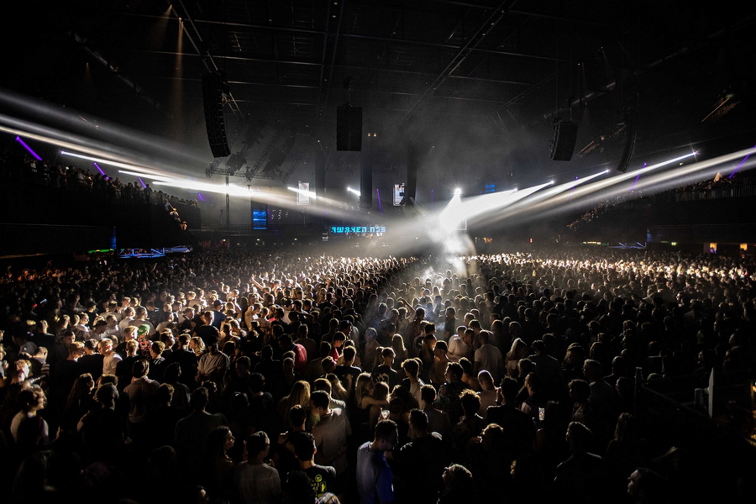 Δανία: Θετικός στη μετάλλαξη Όμικρον άνθρωπος που βρέθηκε σε συναυλία με 1.600 άτομα