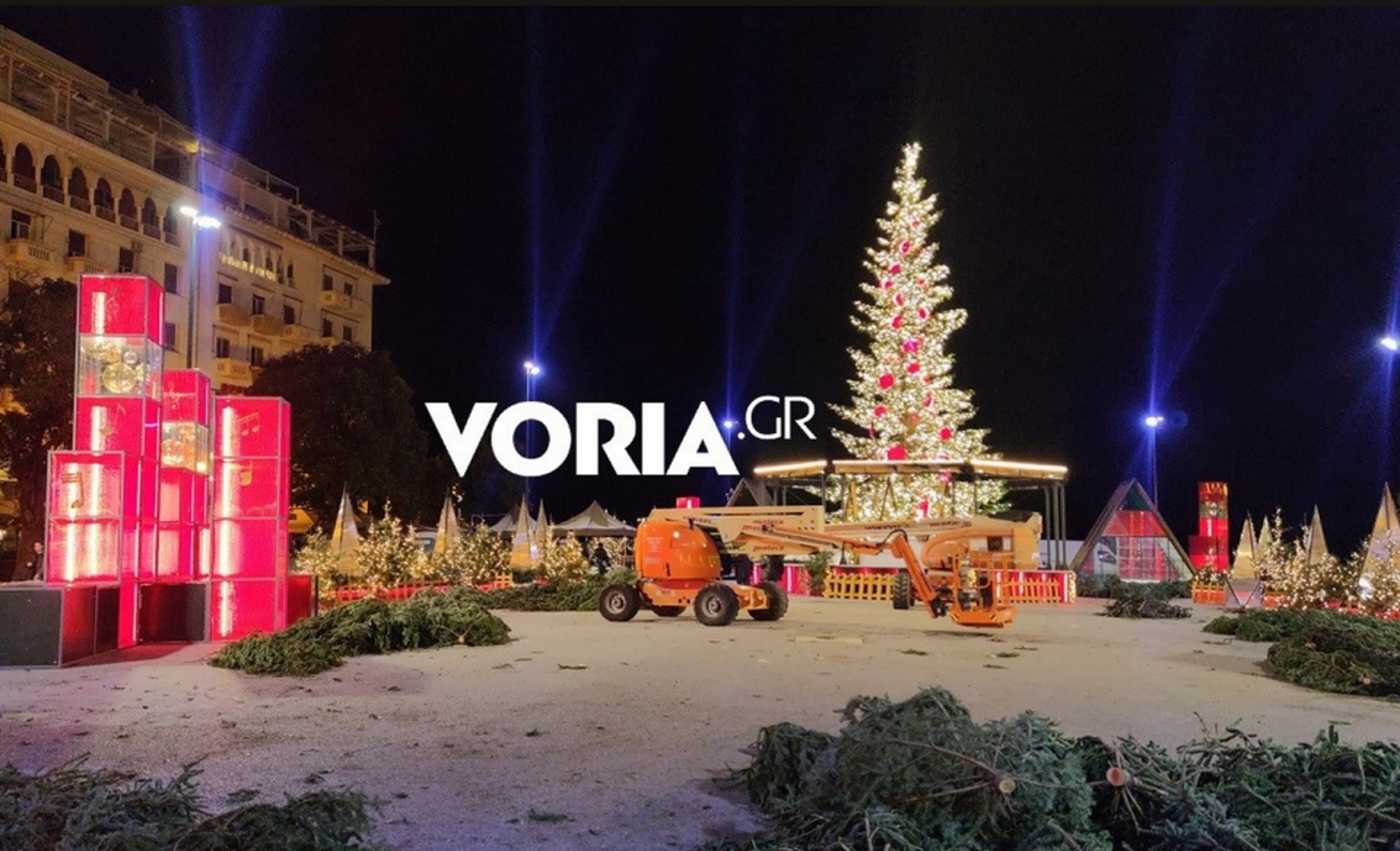 Θεσσαλονίκη: Οι τελευταίες δοκιμές στην Αριστοτέλους που ετοιμάζεται να «ντυθεί» χριστουγεννιάτικα