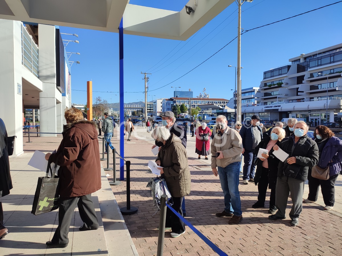 Υποχρεωτικός εμβολιασμός για τους άνω των 60 ετών: «Χρειαζόμασταν το πρόστιμο;» λένε στο newsit.gr οι πολίτες