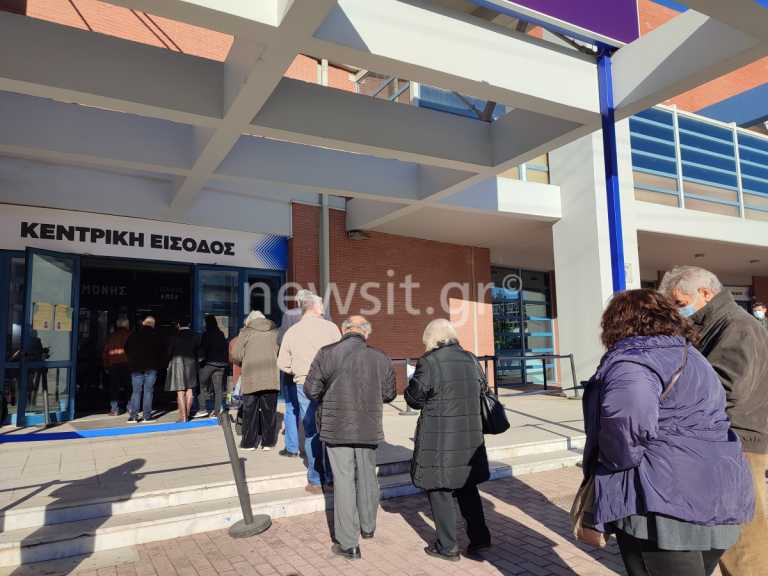 «Ανεμβολίαστοι» από σήμερα πάνω από 250 χιλιάδες πολίτες άνω των 60 που δεν έκαναν τρίτη δόση