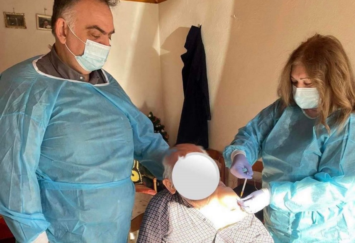 Άνδρας 104 ετών στα Τρίκαλα εμβολιάστηκε κατά του κορονοϊού